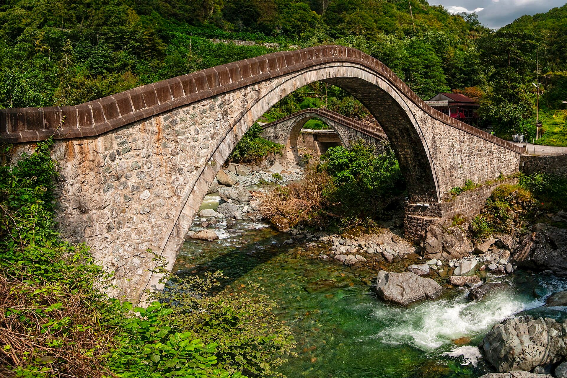 Çifte Köprü'nün iki taş kemeri